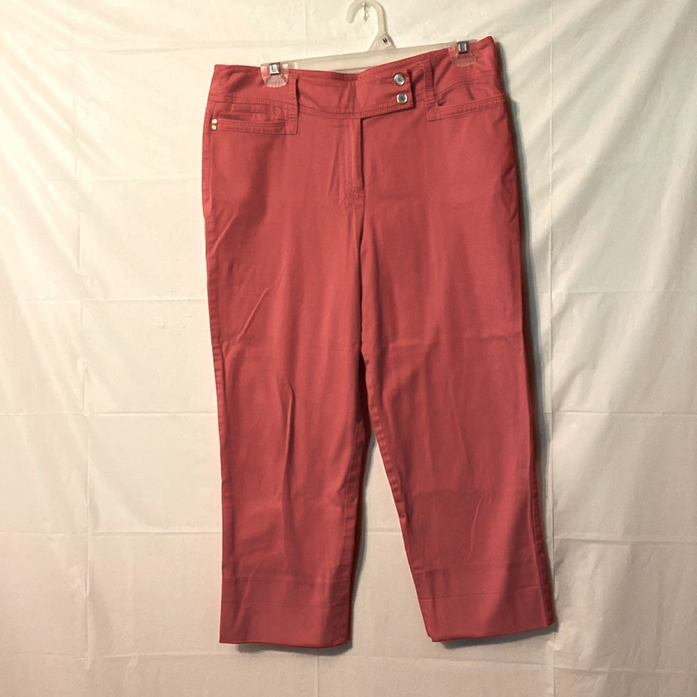 New Directions size 8 coral colored capris.